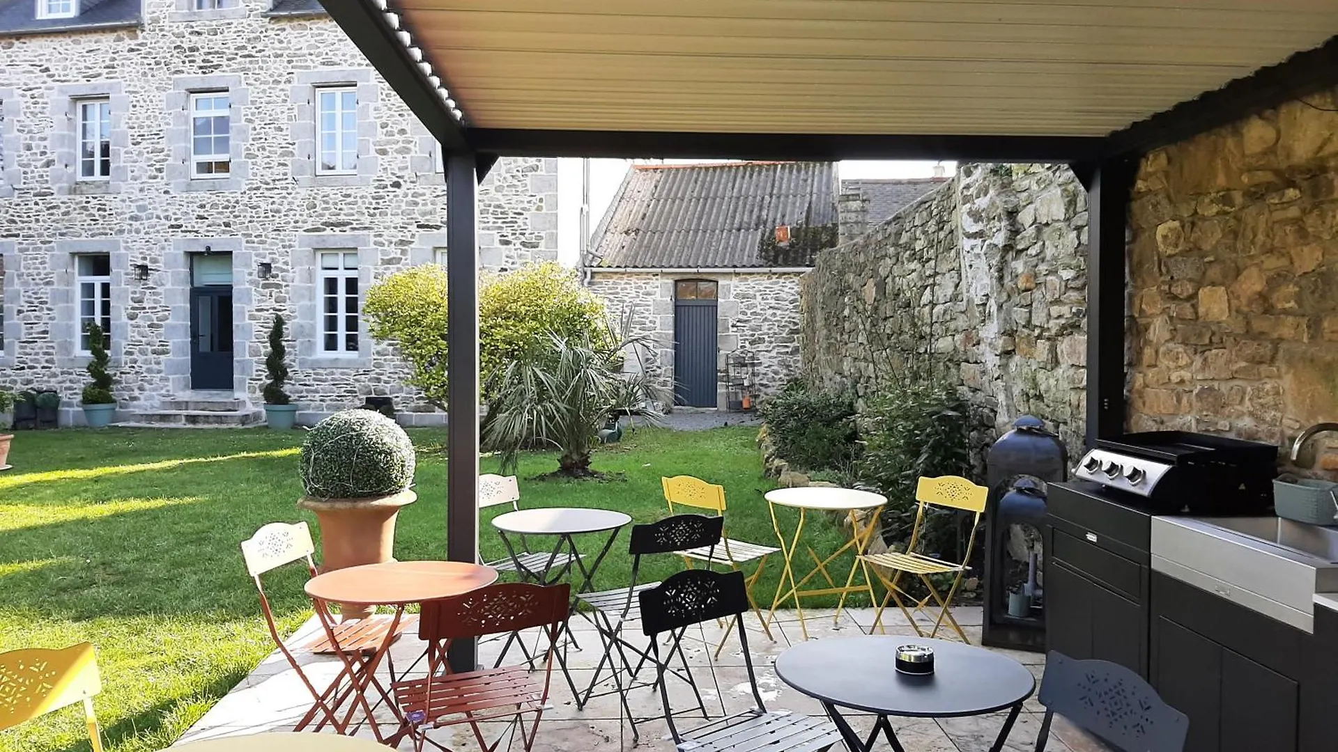 L'Haussmannien Presbytere St Herve Lanhouarneau 0*,  Francia